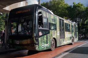 La línea O fue la primera en la ciudad en contar con un tránsito exclusivo de buses eléctricos.