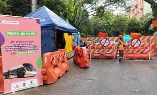 Avanzan las obras de la red subterránea que conducirá la energía al Metro de la 80