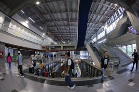 Usuarios usando escaleras eléctricas de la estación Acevedo