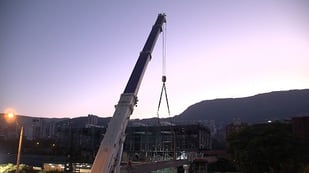 Continuamos con la instalación de las 8 secciones faltantes del puente peatonal del nuevo edificio de la estación Poblado