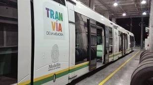 El ‘Tranvía de la Memoria’ comienza a recorrer las calles de Medellín