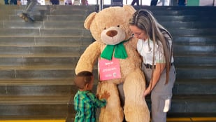 Un osito compartió amor y sonrisas con los pasajeros del Metro de Medellín