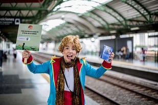 Con la entrega de 5.000 libros de Palabras Rodantes, el Metro celebrará con sus usuarios el Día del Idioma