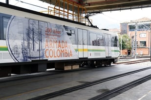 Rueda el tren del Bicentenario Naval en el Metro de Medellín