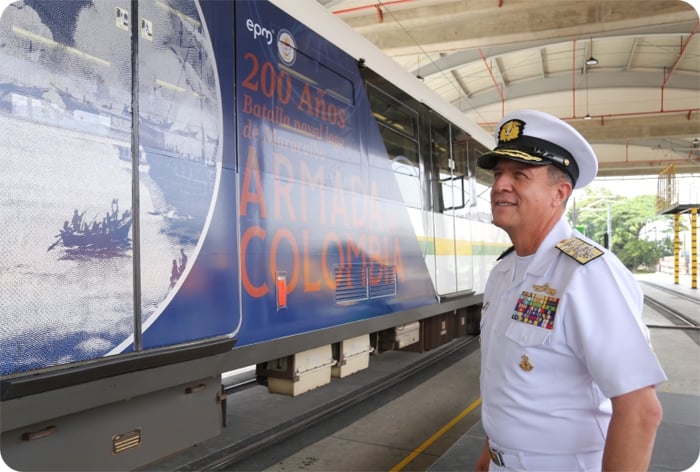 Tren del Bicentenario Naval en la #RedMetro