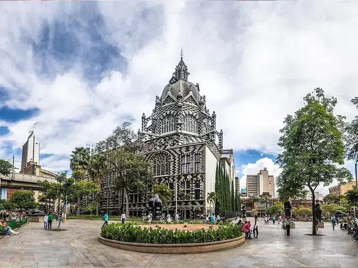 metro-medellin-plaza-botero